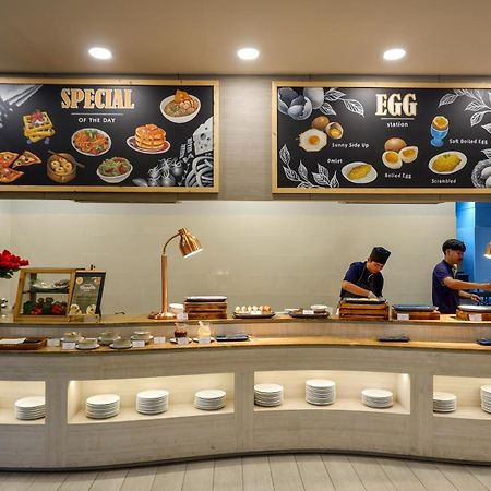 Seabed Grand Hotel Phuket - Sha Extra Plus Eksteriør billede A live kitchen at a hotel