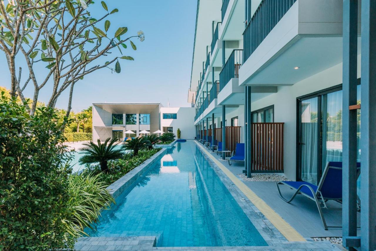 Seabed Grand Hotel Phuket - Sha Extra Plus Eksteriør billede The swimming pool at the hotel