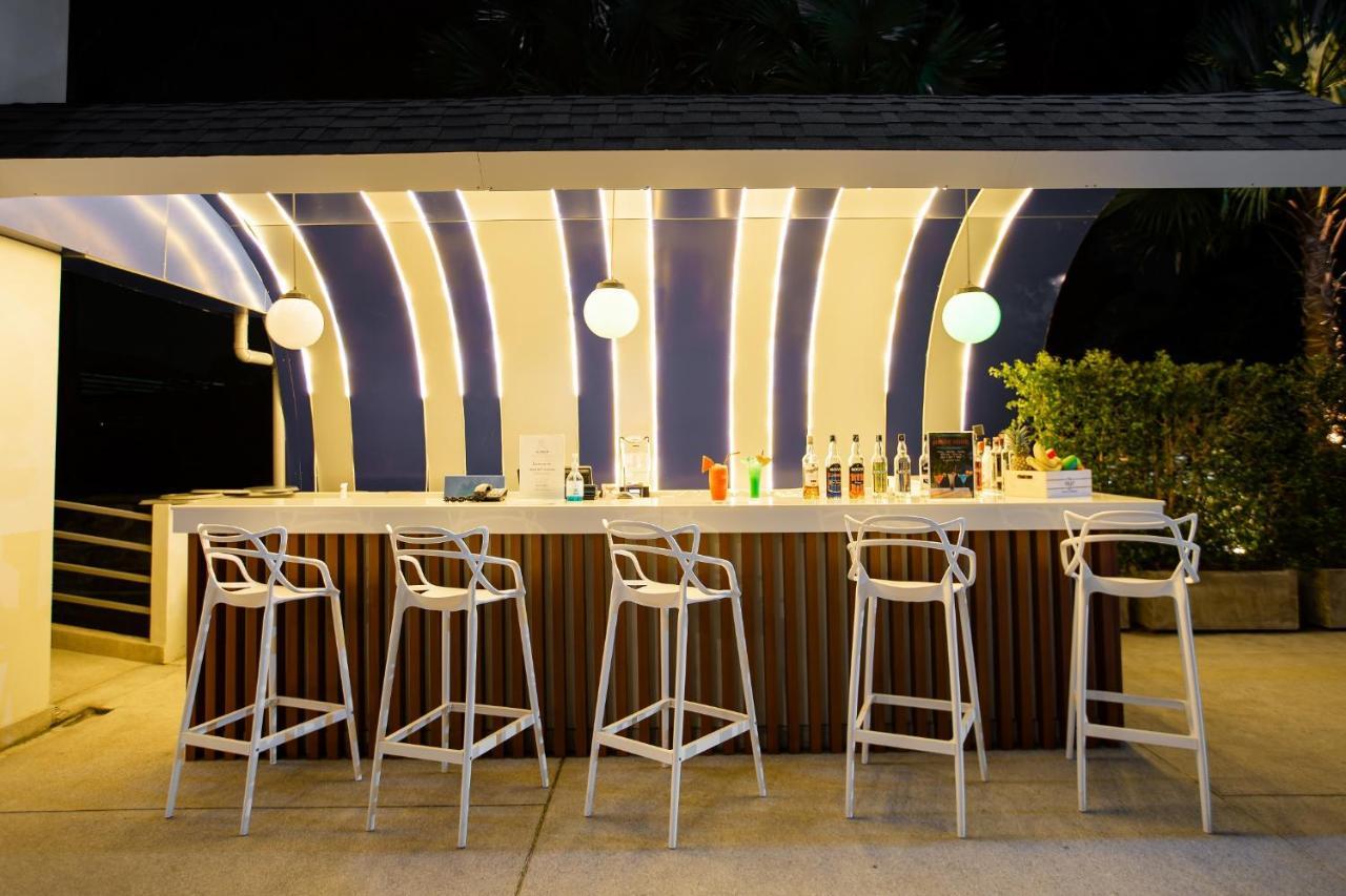 Seabed Grand Hotel Phuket - Sha Extra Plus Eksteriør billede The bar at the pool