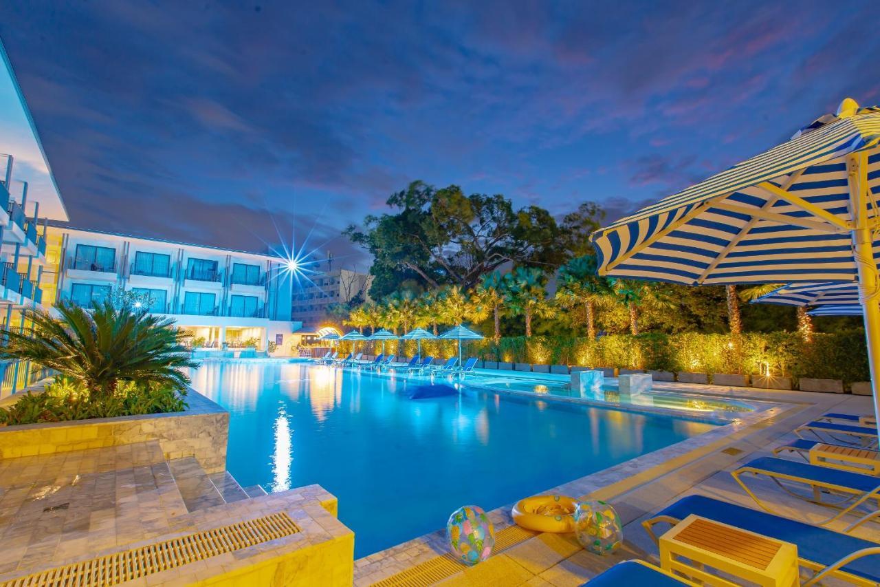 Seabed Grand Hotel Phuket - Sha Extra Plus Eksteriør billede The pool at the hotel