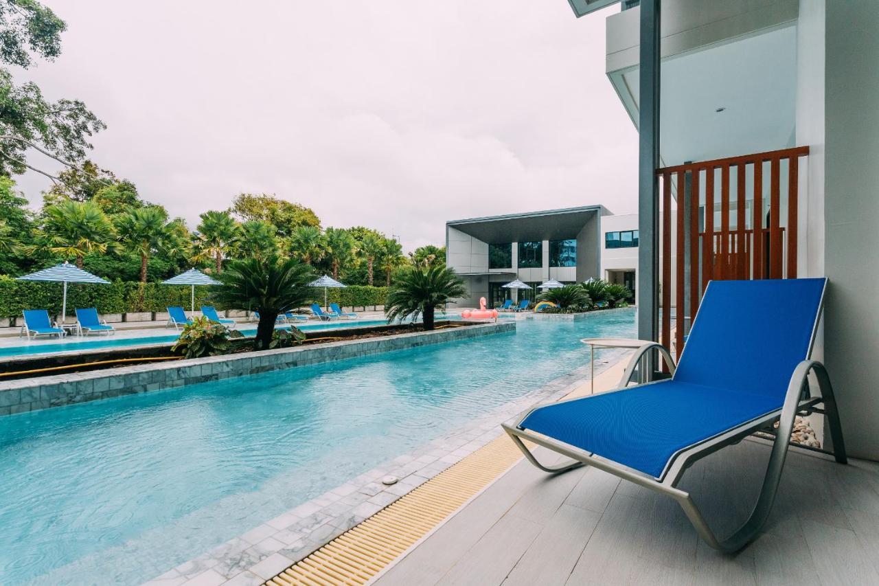 Seabed Grand Hotel Phuket - Sha Extra Plus Eksteriør billede A poolside chaise longue