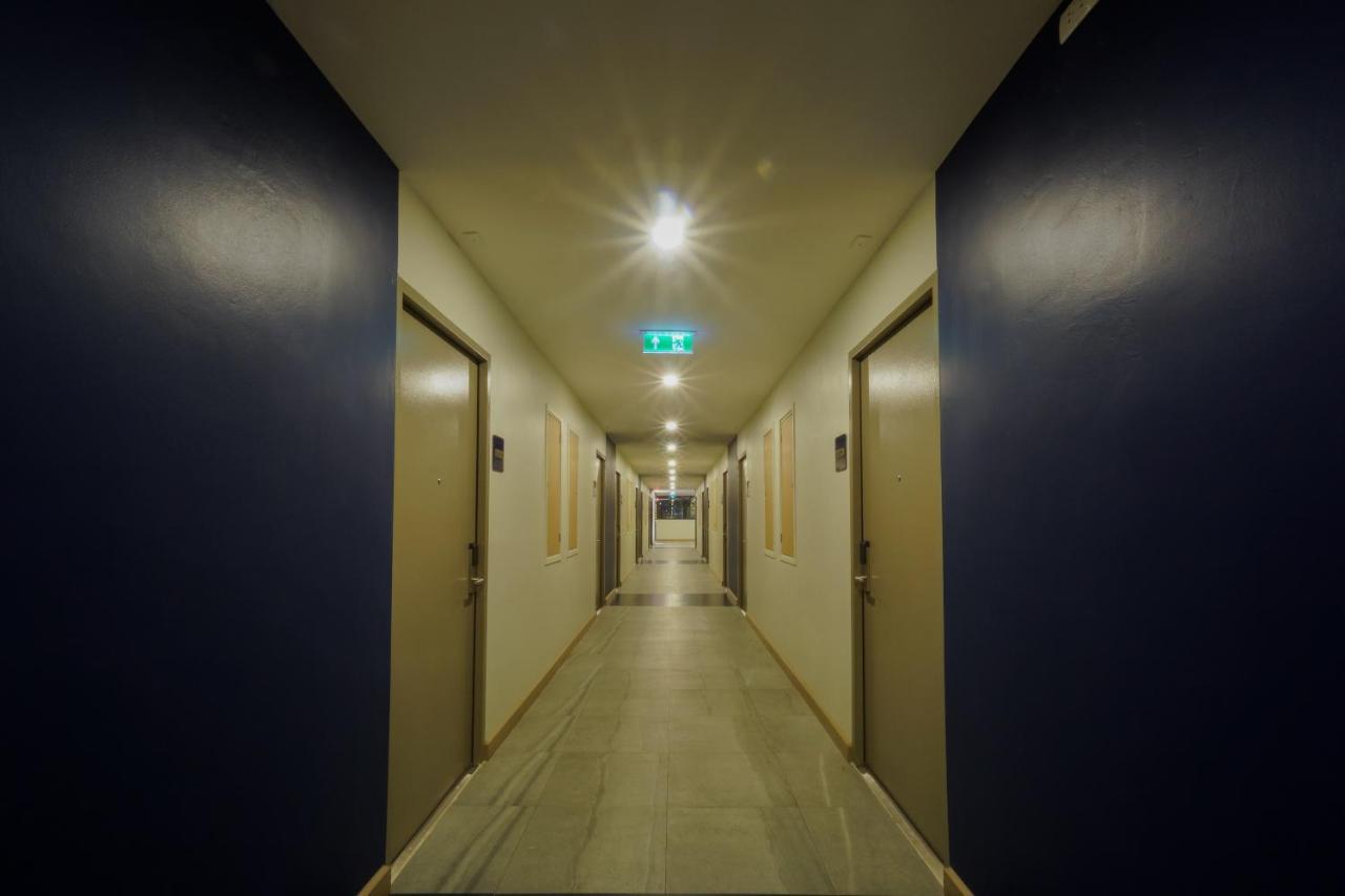 Seabed Grand Hotel Phuket - Sha Extra Plus Eksteriør billede A corridor in a hotel