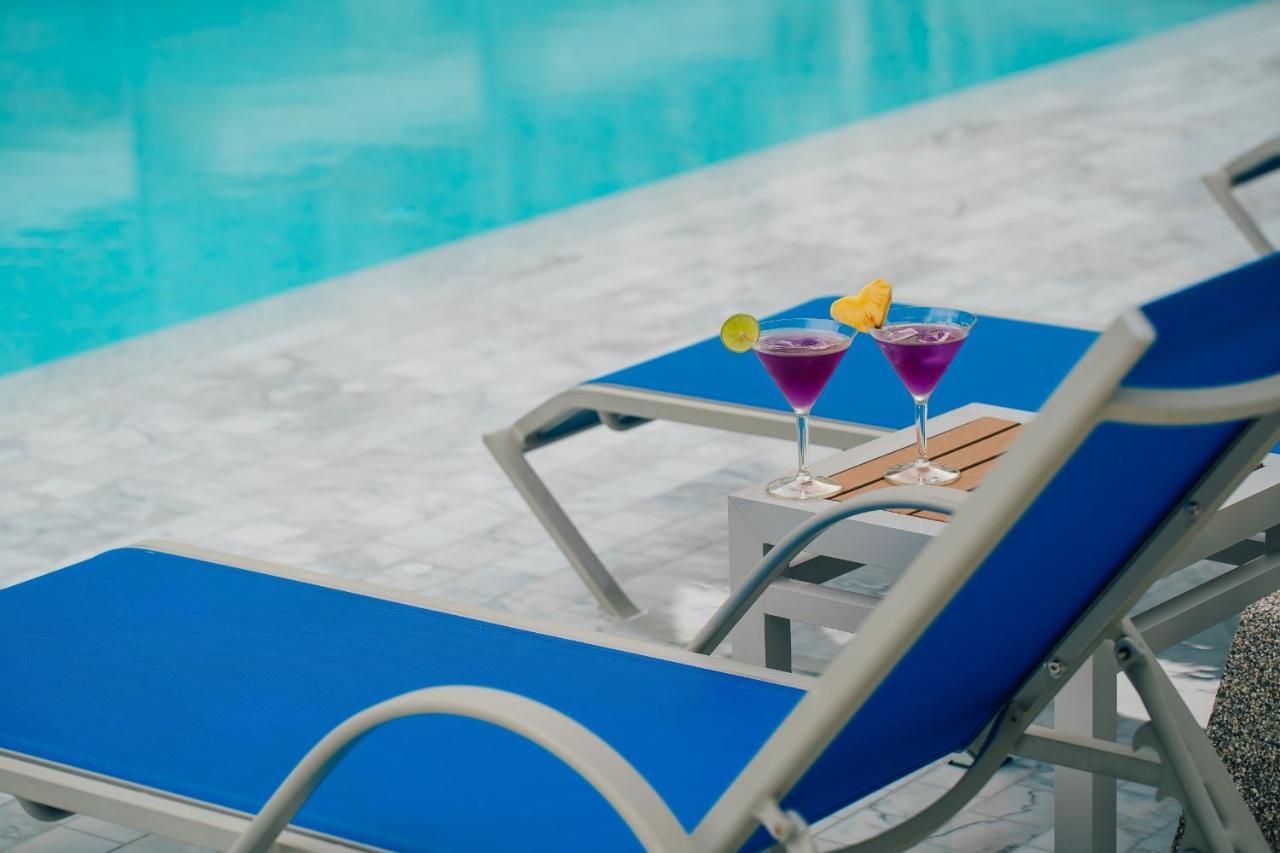 Seabed Grand Hotel Phuket - Sha Extra Plus Eksteriør billede A poolside table
