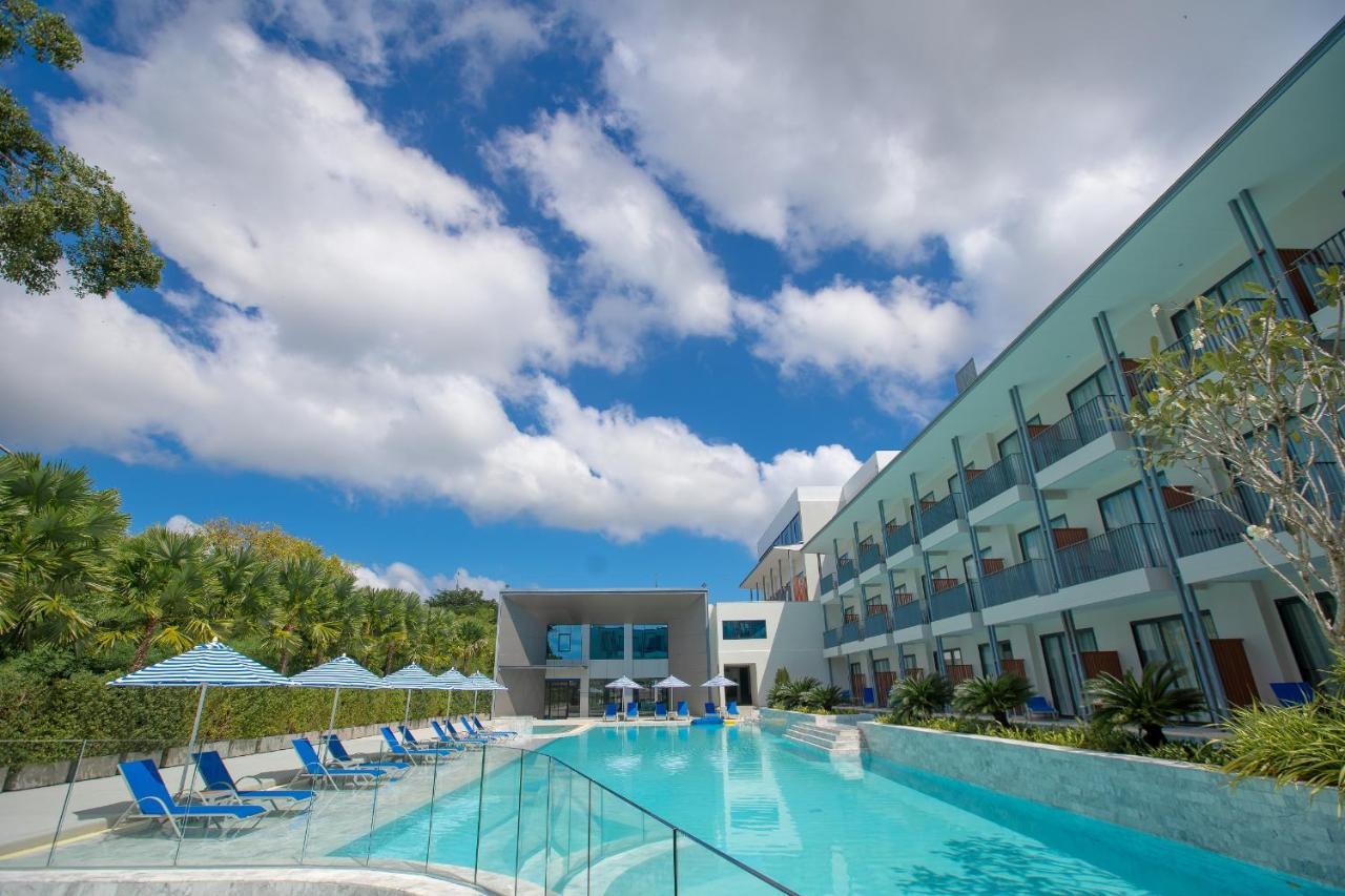 Seabed Grand Hotel Phuket - Sha Extra Plus Eksteriør billede The swimming pool at the hotel