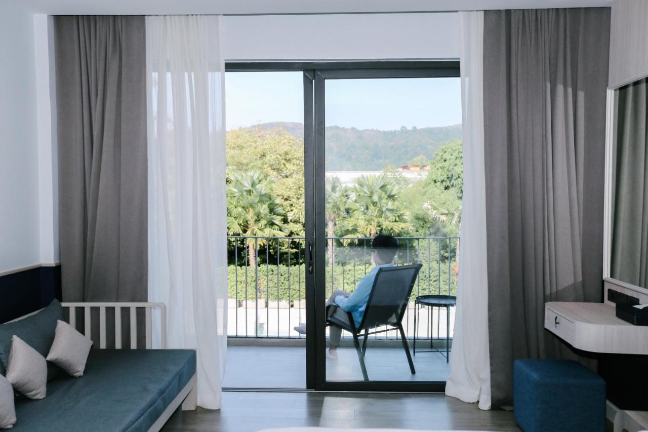 Seabed Grand Hotel Phuket - Sha Extra Plus Eksteriør billede A room at the hotel