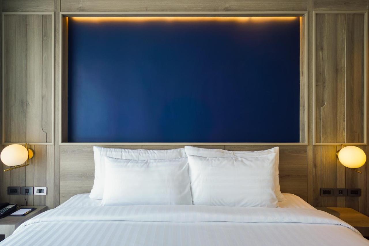 Seabed Grand Hotel Phuket - Sha Extra Plus Eksteriør billede A bed with two pillows