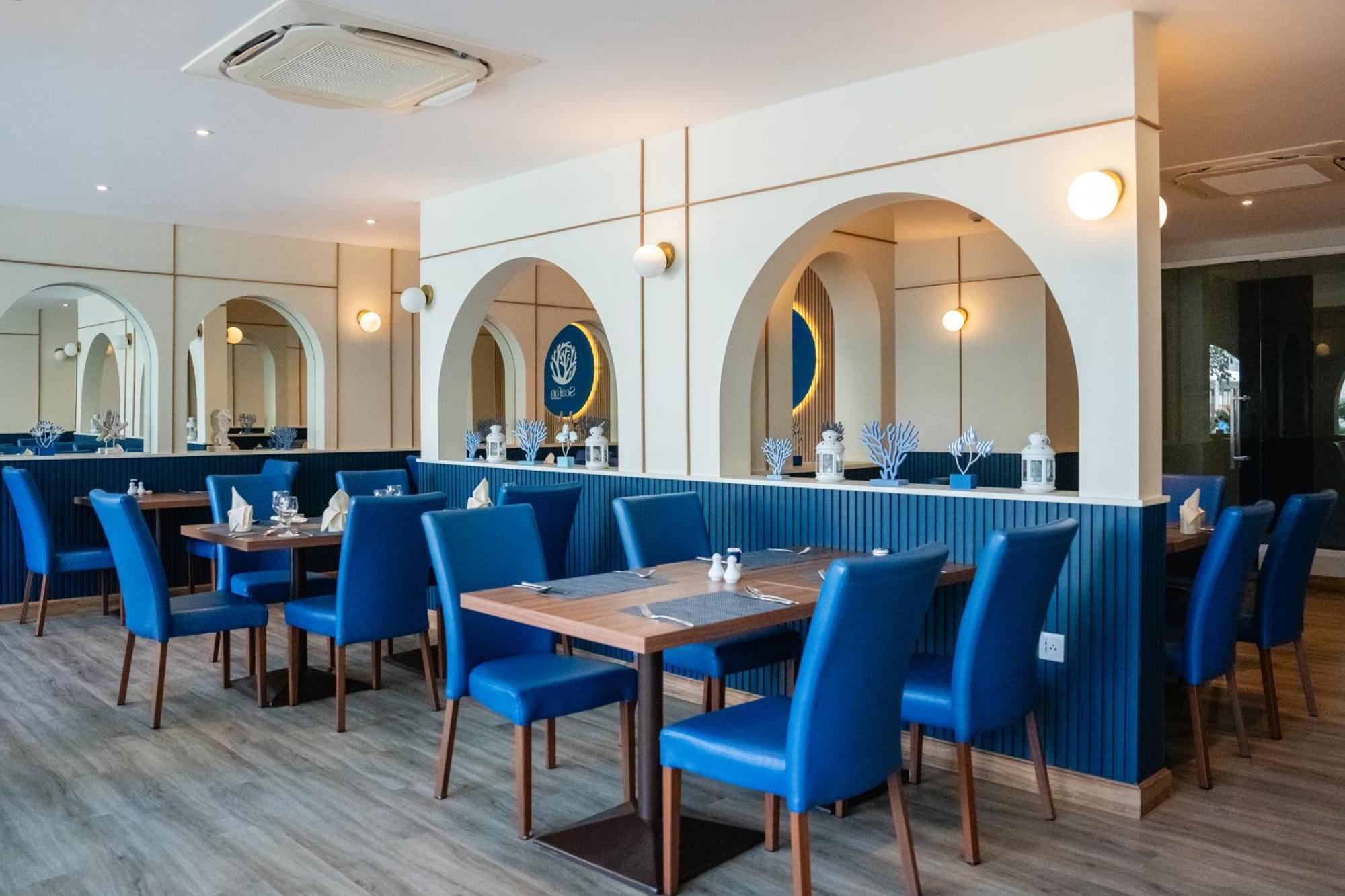 Seabed Grand Hotel Phuket - Sha Extra Plus Eksteriør billede The interior of the restaurant