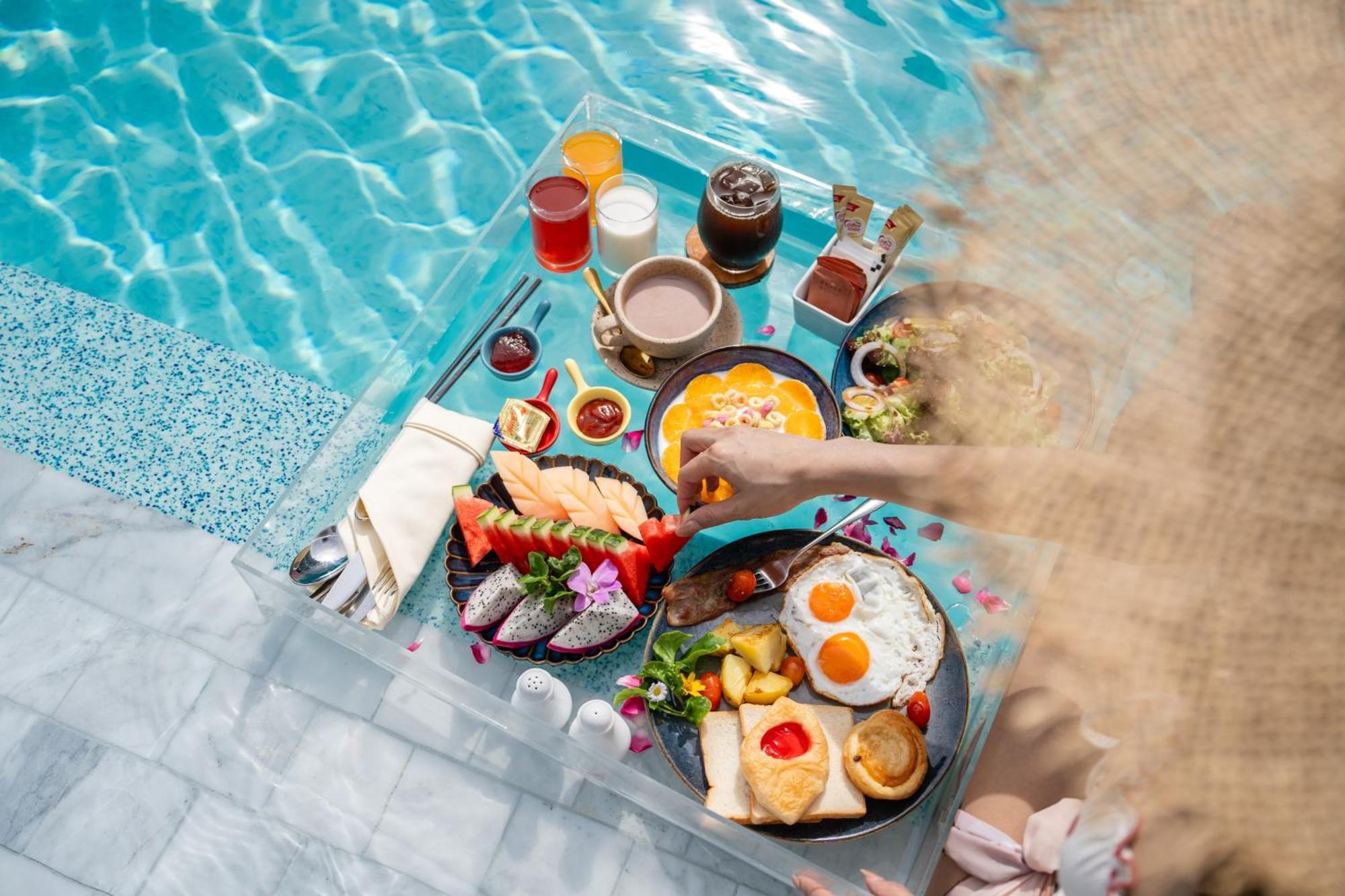 Seabed Grand Hotel Phuket - Sha Extra Plus Eksteriør billede A floating breakfast at a resort in Bali, Indonesia