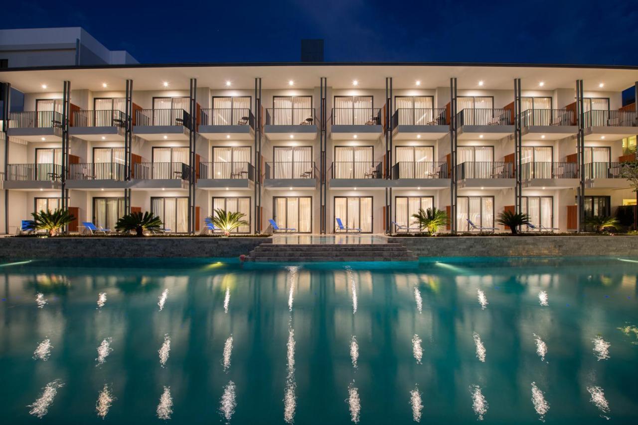 Seabed Grand Hotel Phuket - Sha Extra Plus Eksteriør billede The hotel at night